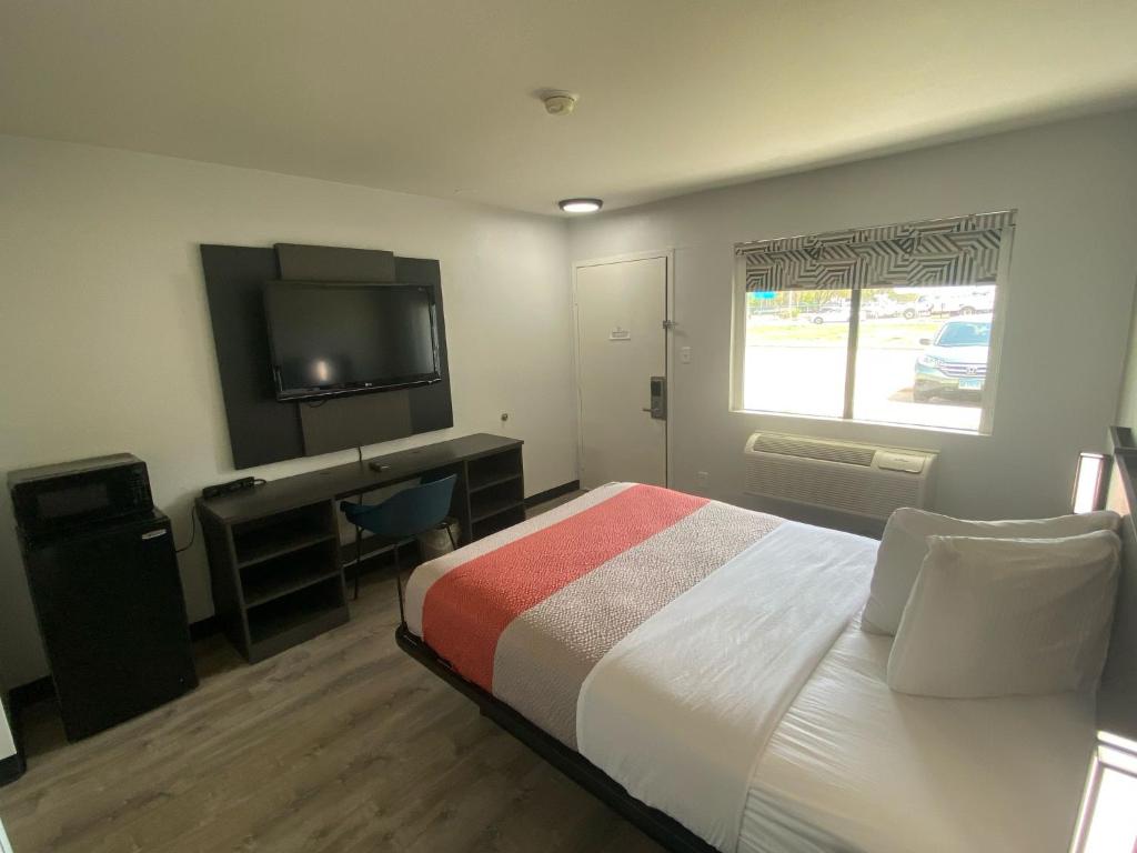 1 Queen Bed ADA Room with Tub