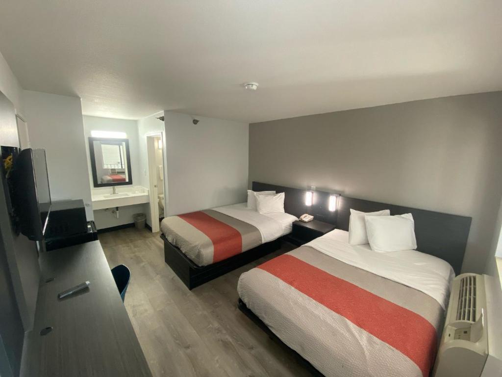 2 Full Beds Pool View Room